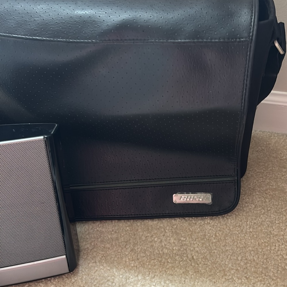 Bose SoundDock System with Remote and Charger - Black and Silver - Picture 3 of 3